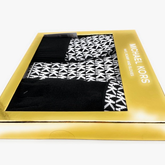 Michael Kors, three-piece gift, set hat, scarf, and gloves - Picture 8 of 8